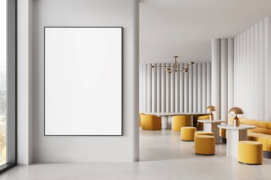 Çağdaş bir yerde, sarı koltuklu, yuvarlak masalı ve altın lambalı boş bir poster çerçevesi. Minimalist tasarım konsepti. 3B Hazırlama