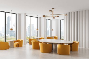 Modern bir ofiste panoramik şehir manzaralı hardal sarısı sandalyeli ve mermer masalı şık bir salon. Altın ışıklandırmalı zarif bir iç mekan. 3B Hazırlama