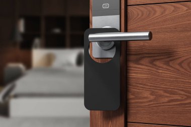 Ahşap bir otel kapısının parlak metal sapına asılmış boş bir kapı mankeni. Arka planda bulanık, rahat bir yatak odası var. Misafirperverlik konsepti. 3B Hazırlama