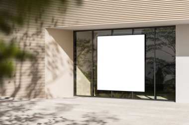 Çağdaş bir binanın ön cephesinde cam pencereli büyük boş reklam panosu şablonu. Güneş ışığı ve gölgeler temiz tasarım üzerinde doğal bir etki yaratır. 3B Hazırlama.