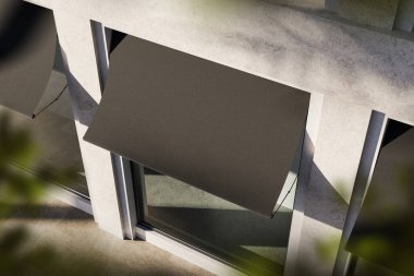 Geniş siyah kumaş tenteleriyle modern cephe geniş pencerelerin üzerine, açık renkli desenli bir duvara monte edilmiş. Gölgeler ve yumuşak güneş ışığı derinlik yaratır. 3B Hazırlama