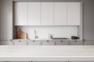 Beyaz dolapları ve bulanık arka planı olan modern bir mutfakta ürün gösterimi için açık renkli tezgah, temiz ve zarif bir sunum oluşturuyor. 3B Hazırlama.