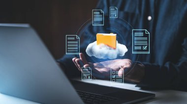 İnternet veri yönetim sistemini sembolize eden, bulut içinde yüzen holografik dizin ve belge simgelerine sahip dizüstü bilgisayar kullanan iş adamı