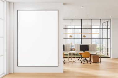 Modern ofis içinde ahşap döşemeli, cam bölmeli ve parlak doğal ışıklandırmalı beyaz bir duvarda büyük çerçeveli boş bir poster modeli. 3B Hazırlama.
