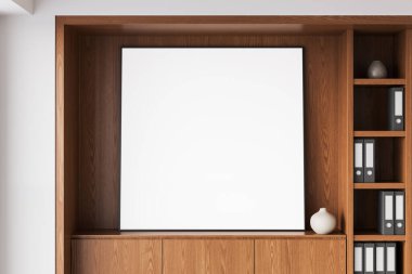 Ahşap çerçeveli boş beyaz poster, zarif bir iç mekâna yerleştirilmiş kitaplıklar ve dekorlar. Sanat eseri veya reklam sunumu için temiz tasarım konsepti. 3B Hazırlama