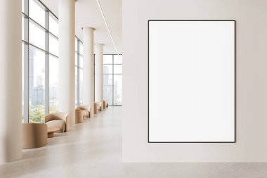 Modern ofis içinde, içinde bej sandalyeler ve geniş pencereler olan boş bir poster modeli, temiz bir arka plan içeriyor. Tasarım ya da reklam için ideal. 3B Hazırlama.
