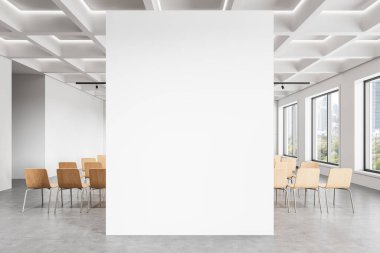 Ahşap sandalyeleri ve büyük pencereleri olan parlak, modern bir iç mekânda boş beyaz poster modeli. Reklam ve sunum için temiz tasarım konsepti. 3B Hazırlama.