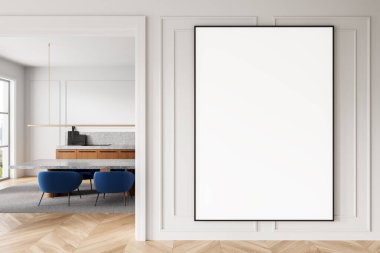Beyaz duvarları, ahşap döşemeleri ve mavi sandalyeli yemek odası olan boş bir poster modeli. Marka ve tasarım sunumları için ideal. 3B Hazırlama.