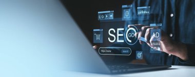 Fütürist SEO hologram arayüzü kullanan bir iş adamı dijital pazarlama simgeleriyle. Bulanık arkaplan üzerine modern teknoloji kavramı, çevrimiçi başarıyı sembolize ediyor