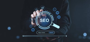 Tabletin üzerindeki SEO holografik arayüzü ile el etkileşimi, arama motoru optimizasyonunu, dijital pazarlamayı ve çevrimiçi iş stratejilerini sembolize ediyor