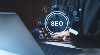 SEO hologramı, dijital pazarlama simgeleri ve arama çubuğu arayüzü, çevrimiçi analitik ve web başarısını temsil eden dizüstü bilgisayarı kullanan iş profesyoneli.