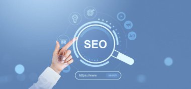 Mavi arka planda arama motoru optimizasyon simgelerini içeren SEO hologramıyla el etkileşimi. Dijital pazarlama, web analizi ve başarı kavramı