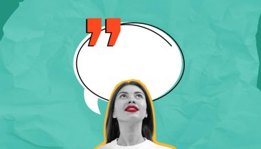 Mutlu kadın, bir fikri, mesajı ya da duyuru konseptini temsil eden, dokulu bir turkuaz arka planda boş bir konuşma balonuna bakıyor.