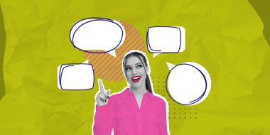 Pembe gömlekli kadın sarı desenli arka planda boş konuşma baloncuklarını gösteriyor. Soyut tasarım elementleri modern ve yaratıcı bir dokunuş ekler