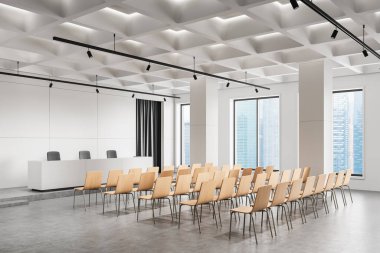 Beyaz kürsüye bakan sıra sıra tahta sandalyelerle dolu geniş modern konferans salonu, şehir manzarasını gösteren geniş pencereler ve minimalist iç tasarım. 3B Hazırlama