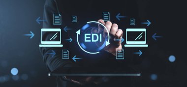 EDI dijital simgeleri, okları ve koyu arkaplanlı belgeleri olan bir işadamı. Elektronik veri değişimi ve otomasyon kavramı