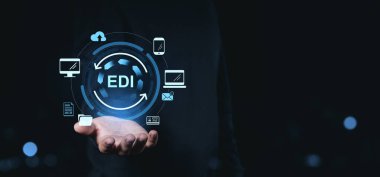 Karanlık bir arkaplanda teknoloji simgeleriyle parıldayan bir EDI dijital arayüzü tutuyorum. Elektronik veri değişimi ve otomasyon kavramı