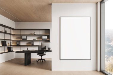 Beyaz duvarında kocaman boş bir poster olan çağdaş ofis alanı. Minimalist ahşap elementler, raflar ve masa temiz ve modern bir tasarım yaratıyor. 3B Hazırlama.
