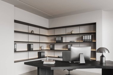 Koyu ahşap masa, metal lamba ve içinde kitap ve dekor bulunan aydınlatılmış raflar olan şık bir ofis. Minimalist tasarım konsepti. 3B Hazırlama