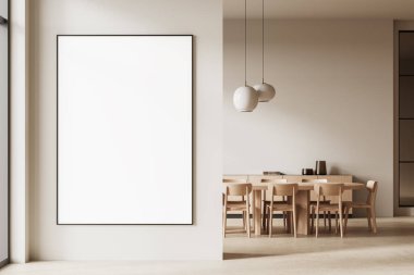 Modern iç mekanda içi boş posterler, ahşap yemek masası, sandalyeler, kolye ışıkları ve tarafsız duvarlar. Sanat eseri ya da tasarım sunumu için güzel bir yer. 3B Hazırlama.