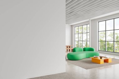 Poster modellemesi için boş duvarları olan geniş modern bir iç mekan. Yeşil kanepe, sarı masa ve doğal ışık sağlayan büyük pencereler. Temiz tasarım konsepti. 3B Hazırlama