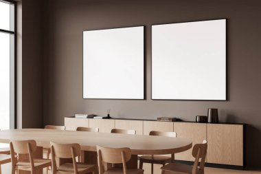 Tarafsız bir duvarda, ahşap bir büfenin üzerinde iki boş posterin asılı olduğu modern bir yemek odasının iç manzarası. Ön planda sandalyeli büyük ahşap bir masa var. 3B Hazırlama