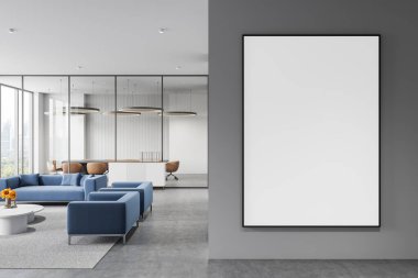 Modern ofis içinde mavi mobilyalar ve cam bölmeleri olan boş bir poster modeli. Marka ya da sanat eseri sergisi için gri duvarda büyük boş bir çerçeve. 3B Hazırlama.