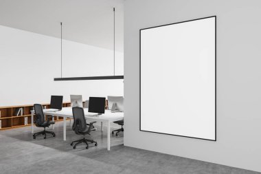 Duvarında boş poster çerçevesi olan minimalist ofis, masaları, sandalyeleri ve bilgisayarları olan açık çalışma alanı, beyaz duvarlar, temiz tasarım, parlak iç mekan. 3B Hazırlama.