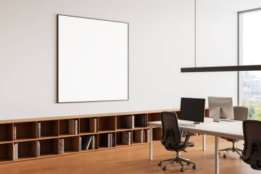 Beyaz bir duvarda boş bir poster çerçevesi, ahşap bir kitaplık, bilgisayarlı masalar ve şehir manzaralı büyük pencereler içeren çağdaş ofis tasarımı. 3B Hazırlama