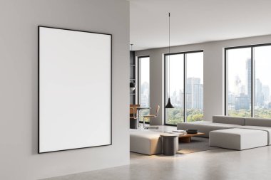 Modern apartmandaki açık gri duvardaki büyük boş poster bilgisayarı. Büyük pencereleri, doğal ışığı ve şehir manzarası olan minimalist yaşam alanı. 3B Hazırlama.