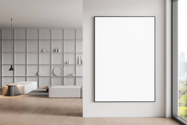 Geniş, modern iç mekan duvarında büyük boş bir poster, minimalist dekorasyon, ahşap zemin ve arka planda raflar. Şehir manzaralı parlak bir yer. 3B Hazırlama.