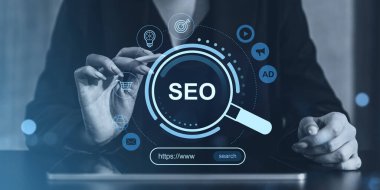 İş kadını, arama ve pazarlama ikonlarının yer aldığı holografik SEO arayüzü olan dijital bir tablet kullanıyor. Teknoloji ve çevrimiçi iş dünyası başarı kavramı