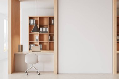 Dizüstü bilgisayarı ve kitaplığı olan modern ofis masası, sağ tarafında büyük, temiz beyaz bir duvar, ışık arkaplan, model veya poster sunumu konsepti, 3D oluşturma