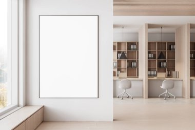 Parlak modern ofiste, tahta masaları ve rafları olan temiz beyaz duvarda boş dikey poster modeli, 3 boyutlu oluşturma, sunum konsepti