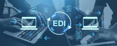 Dizüstü bilgisayarda yazı yazan ve arka planda EDI dijital simgeleri ve okları olan akıllı telefon kullanan eller. İş veri değişimi kavramı