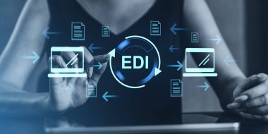 İş kadını, dijital belge alışverişini sembolize ederek EDI arayüzü ile etkileşimde bulunuyor. Mavi tonlu fütüristik arka plan, otomasyon kavramı