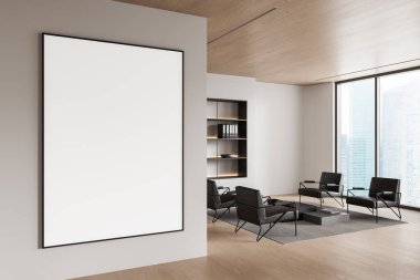 Modern ofis içinde, koltukları, kahve masası, ahşap tavanı ve pencerelerden şehir manzarası olan temiz bir duvarda kocaman boş bir poster. 3B Hazırlama.