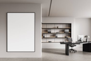 Duvarında büyük boş posterleri, şık mobilyaları ve tarafsız tonlarda rafları olan minimalist bir ofis. Markalaşma ya da tasarım için parlak ve temiz bir alan. 3B Hazırlama.