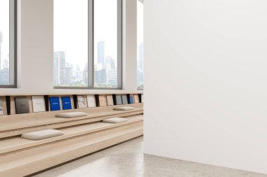 Minimalist iç dekorasyon, boş beyaz duvar, ahşap katlı koltuklar ve yastıklar. Büyük pencereler şehir manzarasını ortaya çıkarıyor. Model veya tasarım için ideal. 3B Hazırlama.