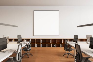 Çağdaş ofis alanı beyaz bir duvarda büyük boş bir poster, ahşap zemin, bilgisayarlı masalar ve kitaplıklar. Minimalist tasarım konsepti. 3B Hazırlama.