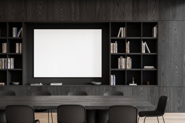 Karanlık ahşap bir duvarda çerçevelenmiş boş bir tuval, dahili kitap rafları, parlak bir masa ve sandalyeler olan çağdaş ofis içi. Marka konsepti. 3B Hazırlama.