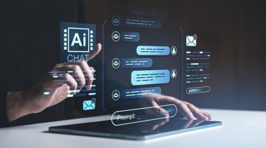 Bir tablet üzerindeki yapay zeka sohbet robotu arayüzü ile etkileşim halinde olan kişi, fütüristik holografik stil, karanlık arkaplan, dijital iletişim kavramı