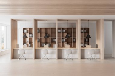 Ahşap bölmeleri, beyaz sandalyeleri ve kolye lambaları olan, ahşap kitaplıklar ve asgari dekorlu çağdaş ofis çalışma alanı. 3B Hazırlama