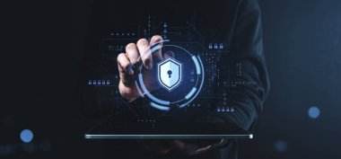 Siber güvenlik asma kilidi simgesine sahip dijital tablet kullanan ve veri koruma kavramını temsil eden kişi