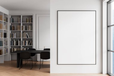 Modern ofis içinde boş poster modeli kitaplık ve geniş pencereli, beyaz duvarda temiz bir düzen, sunum ya da tasarım konsepti. 3B Hazırlama