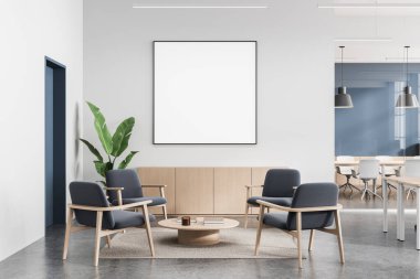 Duvarında boş kare poster şablonu, minimalist sandalyeler, ahşap mobilyalar ve temiz planla çağdaş ofis içi. 3B Hazırlama