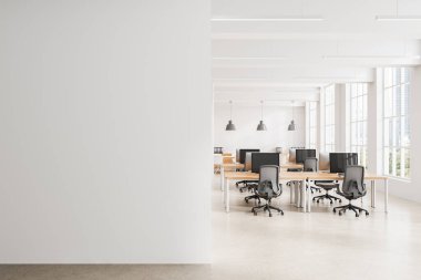 Temiz ofis içinde içi boş beyaz duvar parlak açık bir düzen, modern masalar, sandalyeler ve büyük pencereler, poster modeli veya tasarım şablonu için ideal. 3B Hazırlama