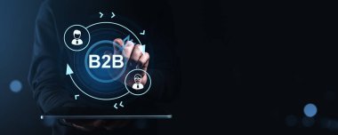 B2B arayüzlü dijital tablet kullanan iş adamı, yaratıcı fütüristik stil, koyu mavi arka plan, iş teknolojisi iletişimi kavramı