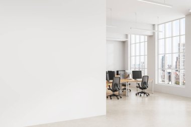 Çalışma istasyonları ve şehir manzaralı pencereleri olan çağdaş ofis içi boş beyaz duvar, poster modeli veya temiz tasarım konsepti için ideal. 3B Hazırlama