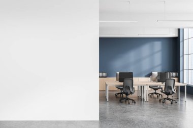Poster modeli, temiz grafik tarzı, beton zemin, mavi arka plan, çalışma alanı konsepti için boş beyaz duvarı olan modern ofis içi. 3B Hazırlama